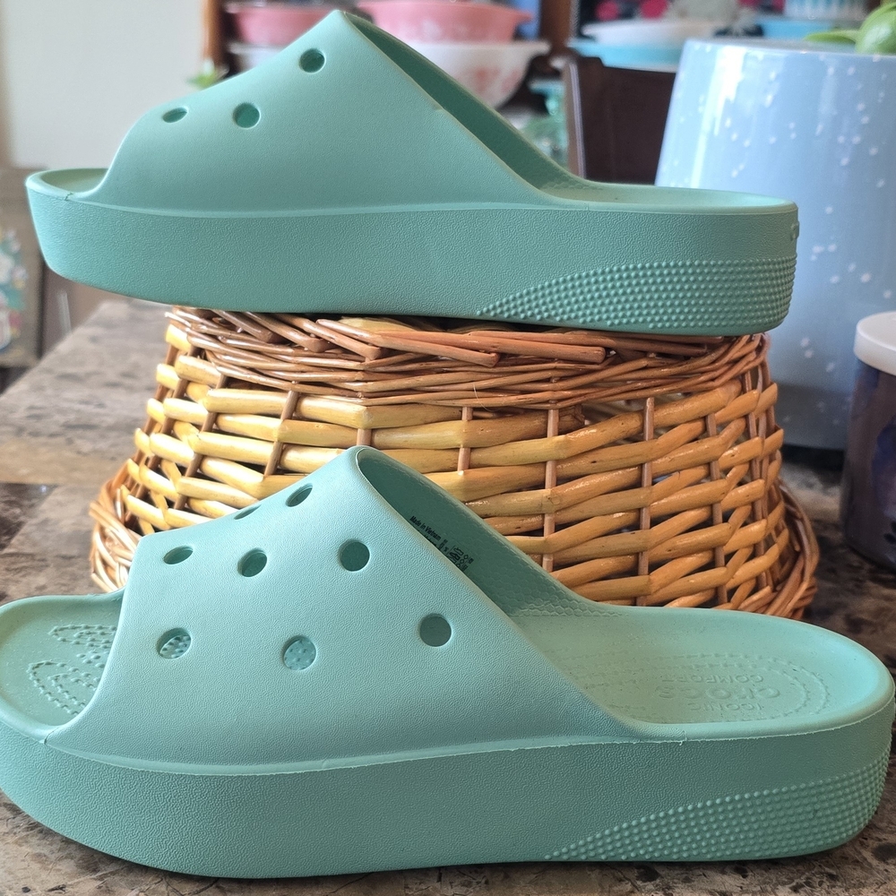CROCS Women's Slippers in Aqua Size 6